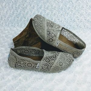Toms crocheted flat loafer slip on gray sz 8.5